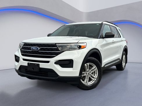 Used 2020 Ford Explorer XLT image 2