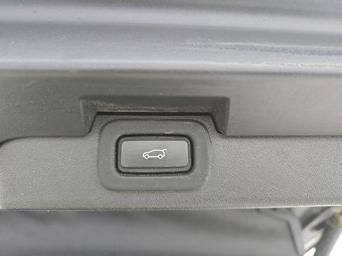 Used 2022 Land Rover Discovery S R-Dynamic image 13