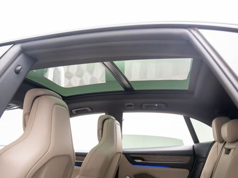 Certified 2025 Porsche Macan Electric image 19