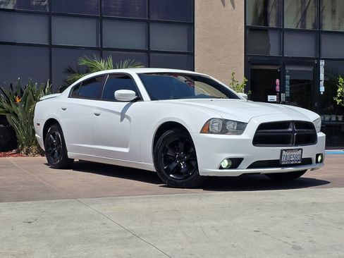 Used 2013 Dodge Charger SXT RWD image 3