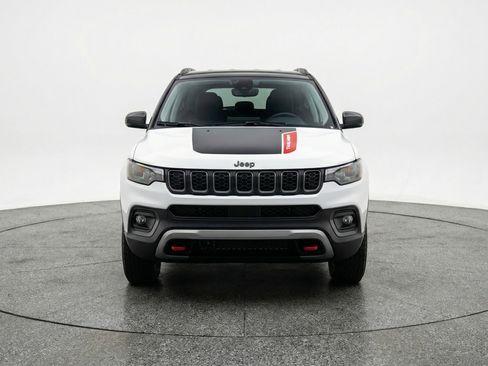 Used 2025 Jeep Compass Trailhawk AWD/4WD image 2
