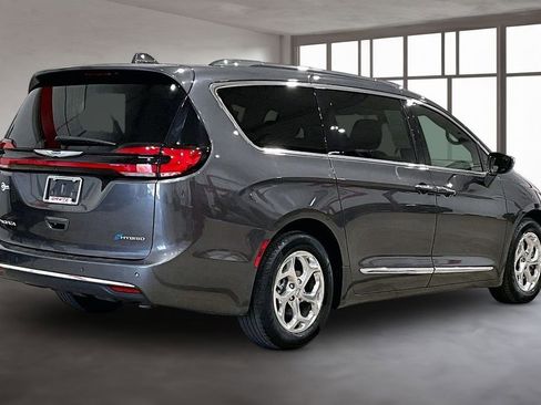 Used 2021 Chrysler Pacifica Limited w/ Uconnect Theater Family Group FWD image 2