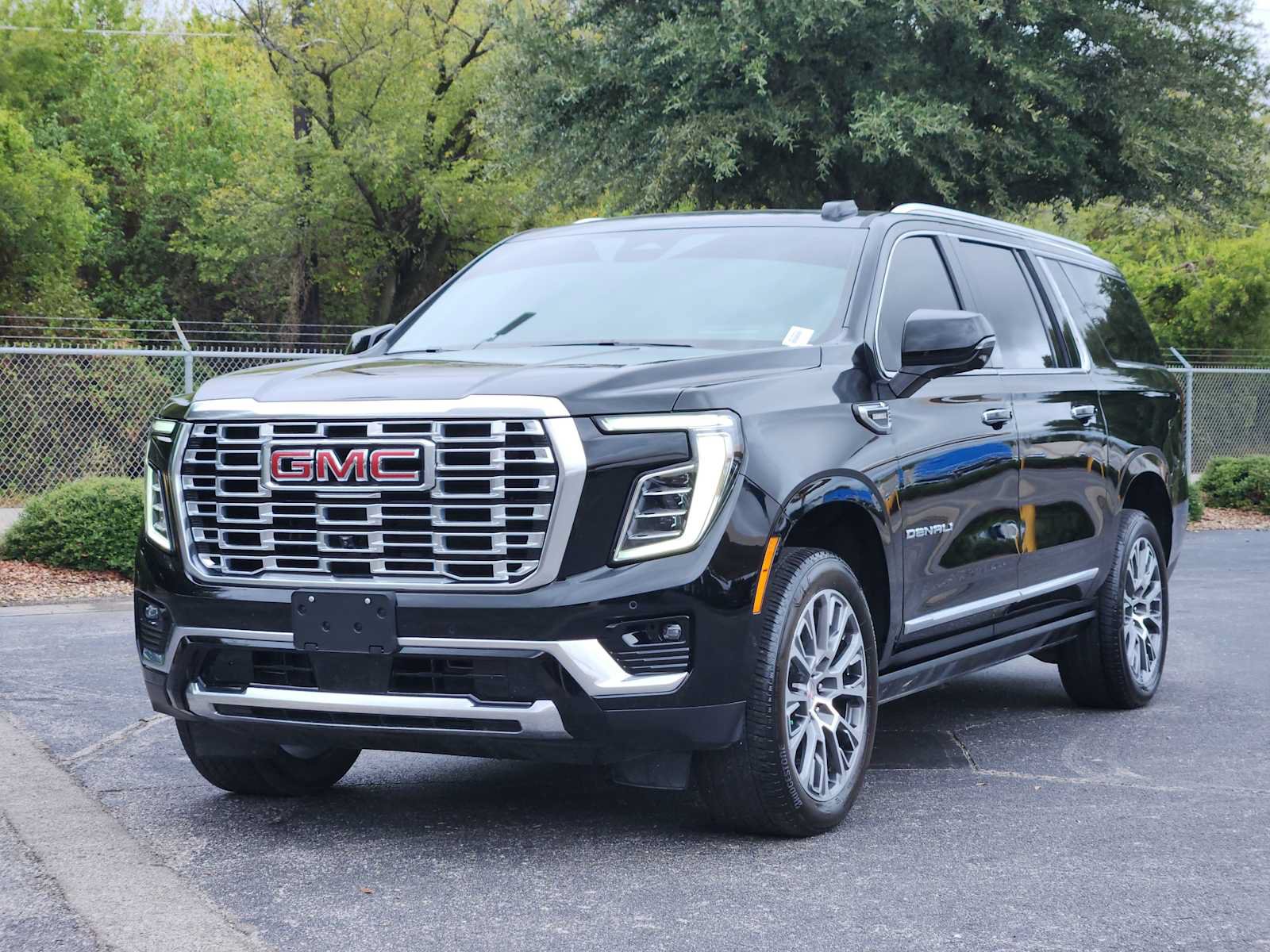 Used 2026 GMC Yukon XL Denali w/ Denali Reserve Package AWD/4WD image 1
