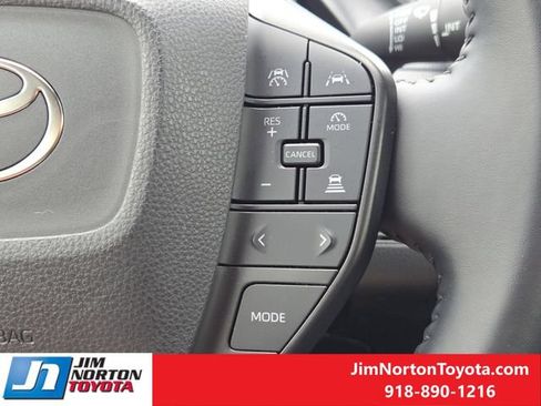 Used 2025 Toyota Prius LE FWD image 28