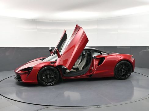 Used 2024 McLaren Artura RWD image 30