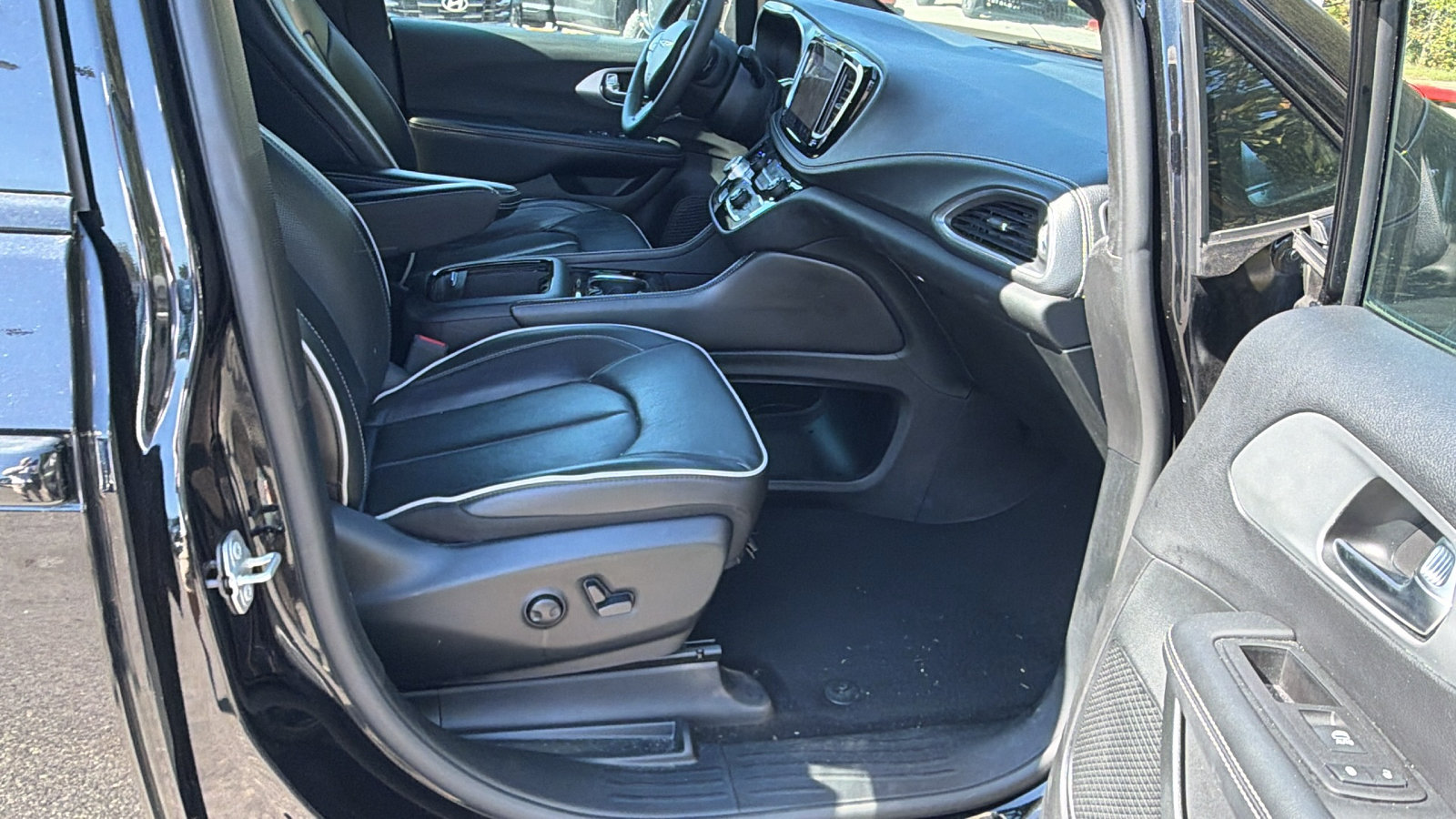 Used 2025 Chrysler Pacifica Limited FWD image 19