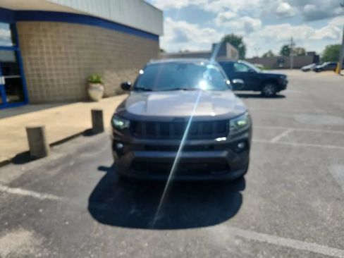 Used 2023 Jeep Compass Latitude w/ Convenience Group AWD/4WD image 2