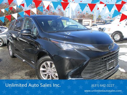 Used 2021 Toyota Sienna XLE image 1