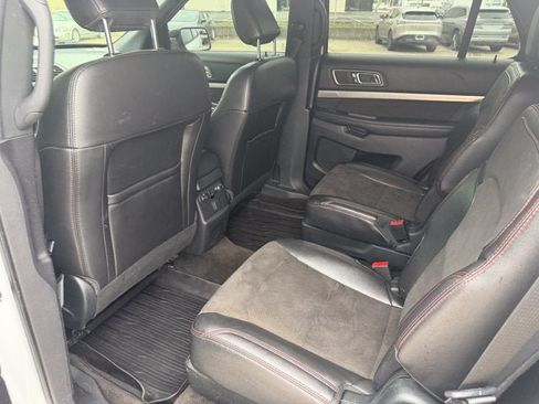 Used 2018 Ford Explorer XLT w/ Equipment Group 202A FWD image 10
