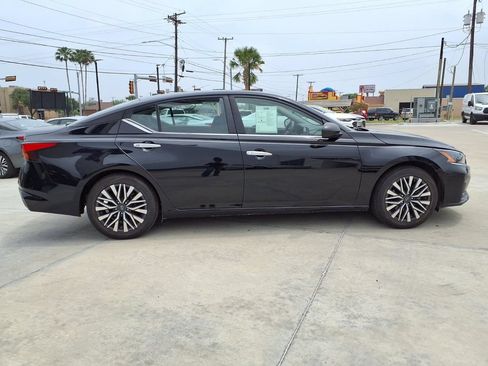 Used 2024 Nissan Altima 2.5 SV FWD image 9