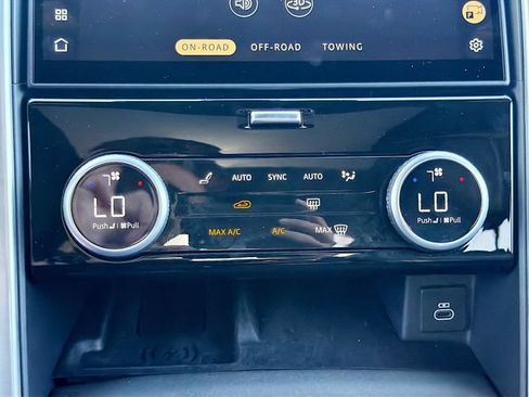 Used 2025 Land Rover Discovery Metropolitan Edition AWD/4WD image 37