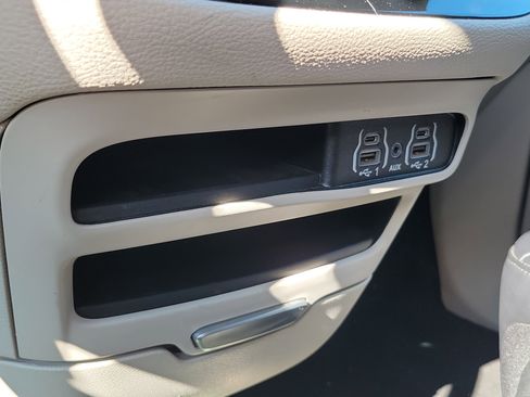 Used 2024 Chrysler Pacifica Select image 28