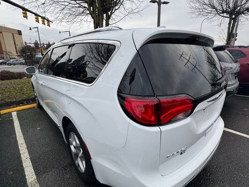Used 2020 Chrysler Pacifica Touring-L image 7