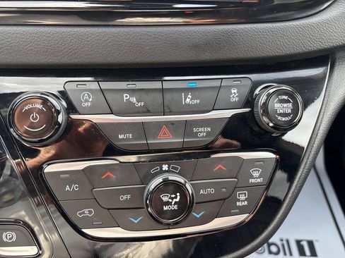 Used 2025 Chrysler Pacifica Select FWD image 28