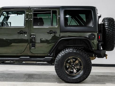 Used 2015 Jeep Wrangler Unlimited Rubicon w/ Connectivity Group AWD/4WD image 11