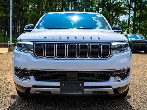 Used 2024 Jeep Wagoneer L Series II RWD image 3