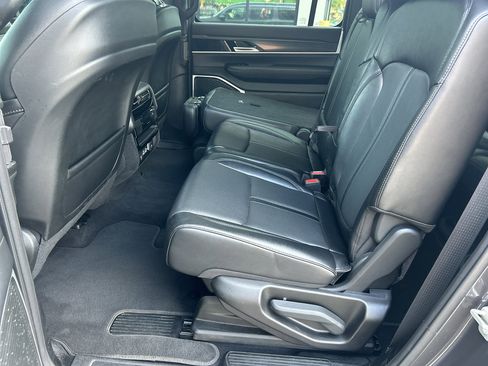 Used 2024 Jeep Wagoneer L Series II image 30