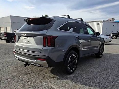 Used 2024 Kia Sorento S image 8
