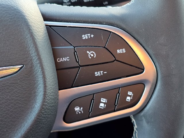 Certified 2025 Chrysler Pacifica Select w/ Fav Edition Package FWD image 17