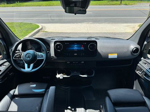 Used 2024 Mercedes-Benz Sprinter 2500 image 21