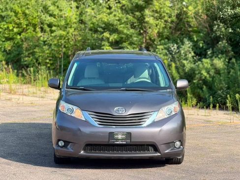 Used 2012 Toyota Sienna XLE FWD image 2
