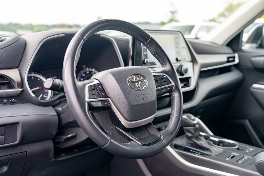 Used 2022 Toyota Highlander XLE AWD/4WD image 13