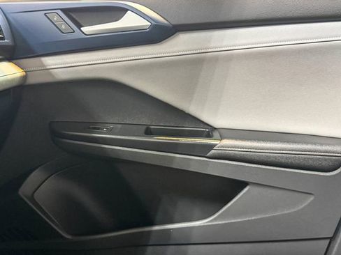 Used 2024 Volkswagen Taos SE w/ Panoramic Sunroof Package image 38