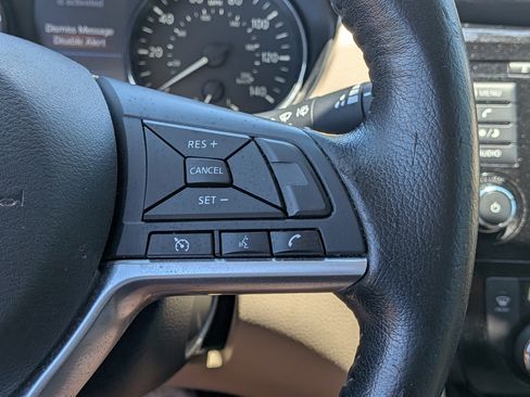 Used 2020 Nissan Rogue SV FWD image 25