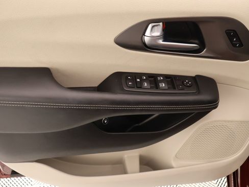 Used 2023 Chrysler Pacifica Touring-L image 15