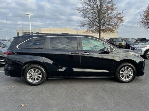 Used 2025 Toyota Sienna XLE image 2