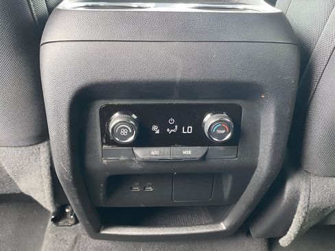 Used 2025 Chevrolet Traverse LT FWD image 12