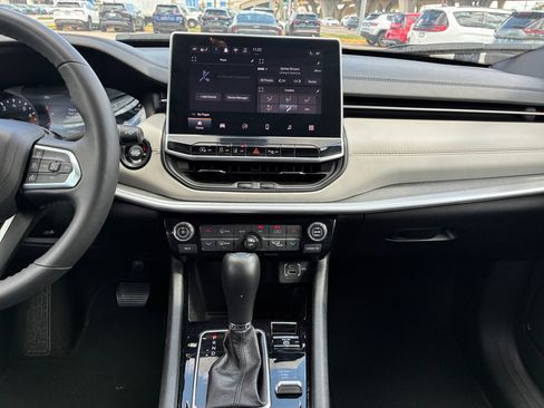 Used 2025 Jeep Compass Limited image 14