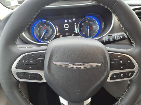 Used 2024 Chrysler Pacifica Touring-L image 16