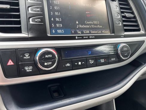 Used 2018 Toyota Highlander Plus AWD/4WD image 32