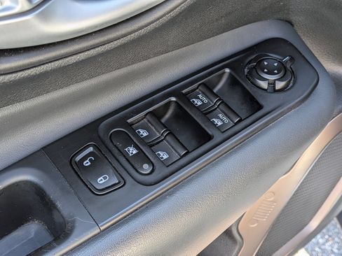 Used 2023 Jeep Renegade Latitude AWD/4WD image 13