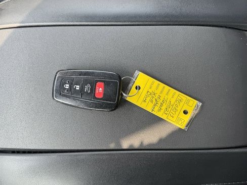 Used 2023 Toyota Highlander XLE image 28