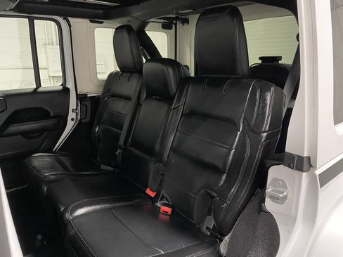 Used 2019 Jeep Wrangler Unlimited Sahara AWD/4WD image 17