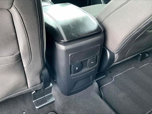 Used 2023 Ford Explorer XLT AWD/4WD image 12