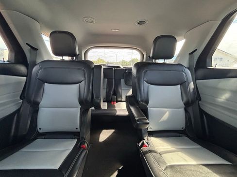 Used 2022 Ford Explorer XLT w/ Equipment Group 202A image 10