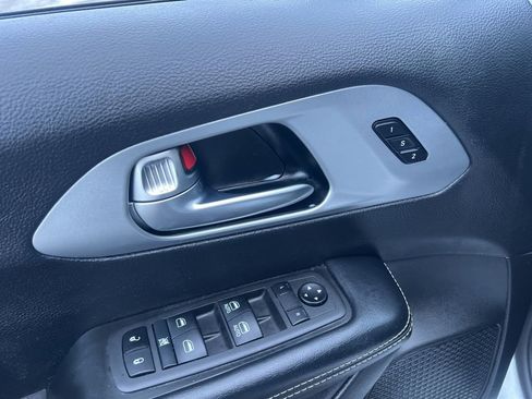 Used 2022 Chrysler Pacifica Touring-L w/ S Appearance Package image 9