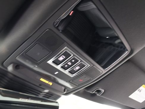 Certified 2025 Land Rover Discovery Dynamic SE image 34