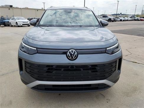New 2025 Volkswagen Tiguan SE image 9