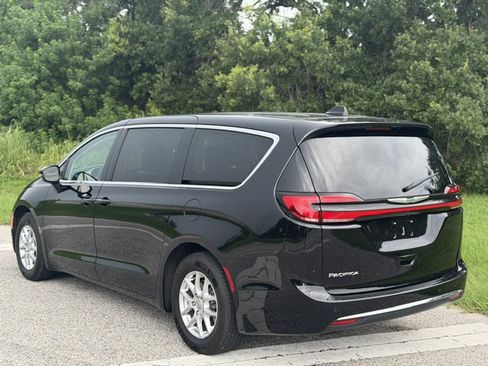 Used 2024 Chrysler Pacifica Touring-L FWD image 3