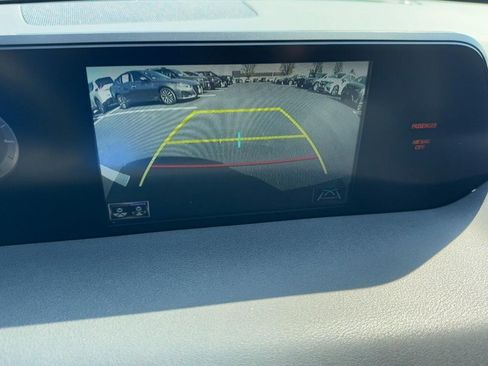 Used 2019 Lexus UX 200 image 21