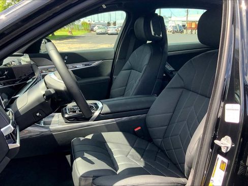 Used 2025 BMW i7 eDrive50 w/ Premium Package image 9