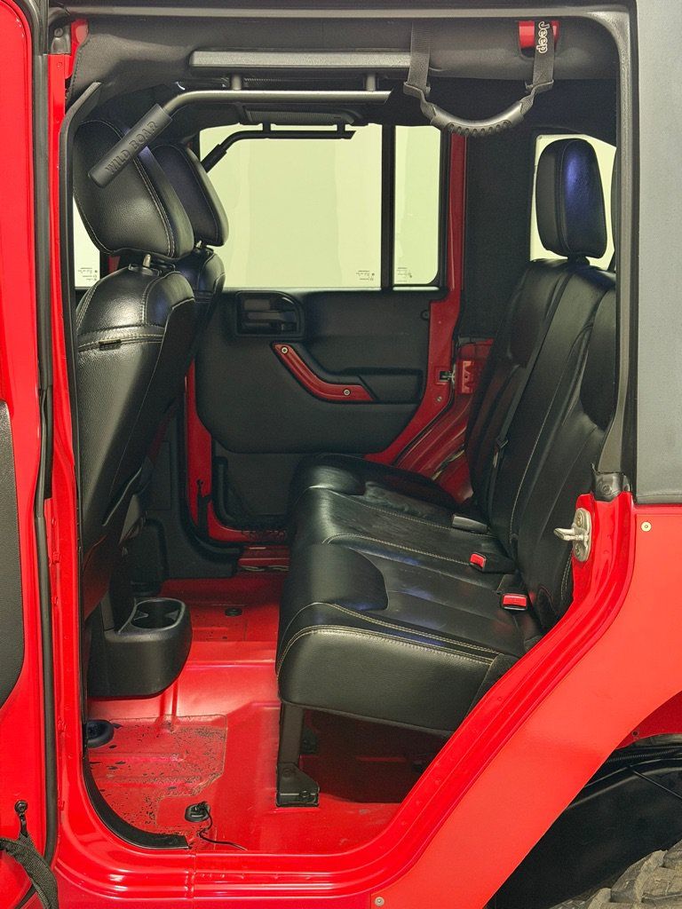 Used 2015 Jeep Wrangler Unlimited Rubicon w/ Connectivity Group AWD/4WD image 9