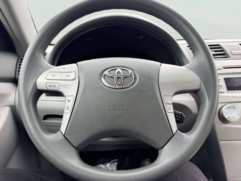 Used 2010 Toyota Camry LE FWD image 28