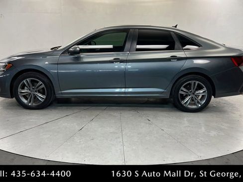 Used 2022 Volkswagen Jetta SE image 2