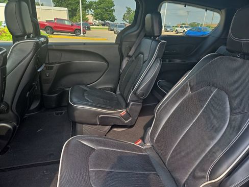 Used 2019 Chrysler Pacifica Limited w/ Advanced Safetytec Group FWD image 10