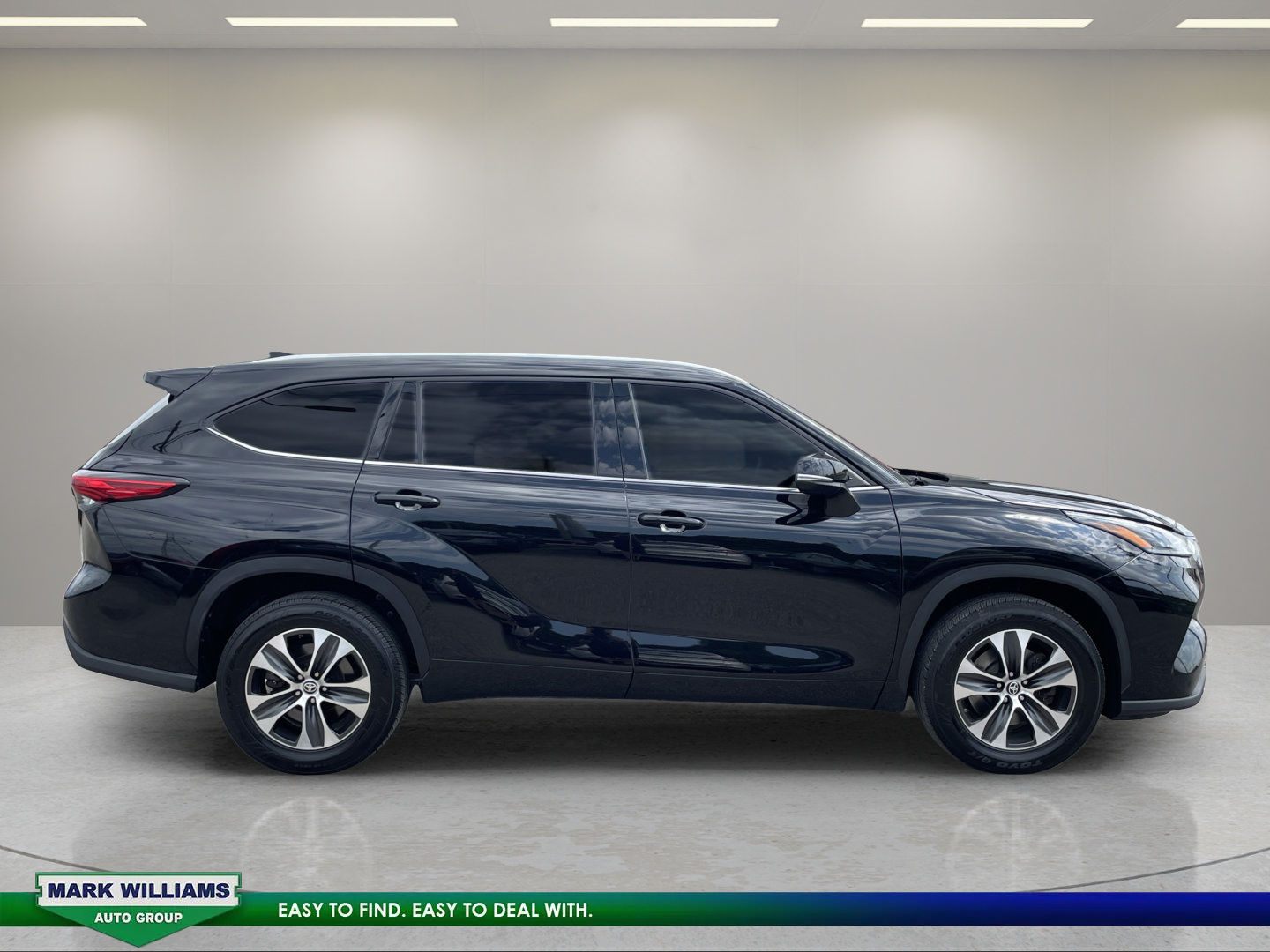 Used 2021 Toyota Highlander XLE AWD/4WD image 3